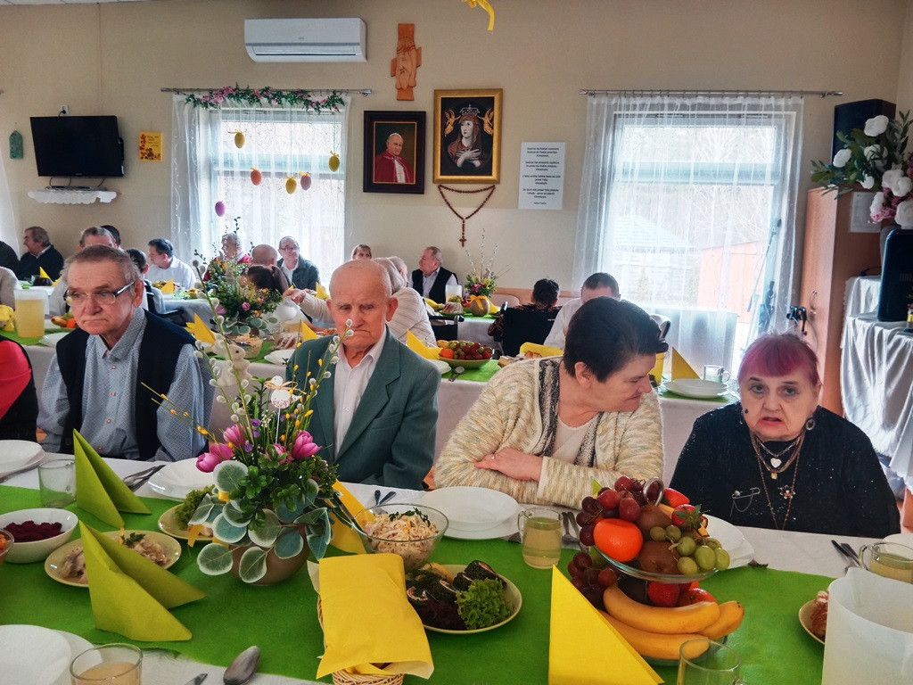 Obiad wielkanocny w DPS w Młodzieszynie