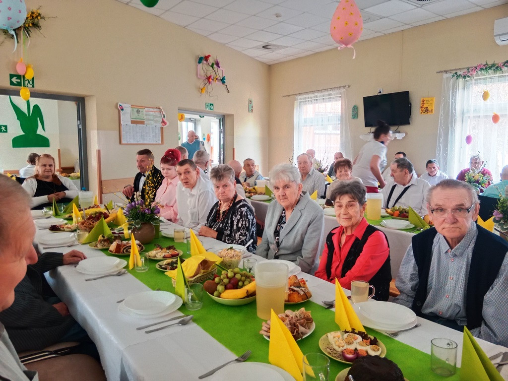 Obiad wielkanocny w DPS w Młodzieszynie