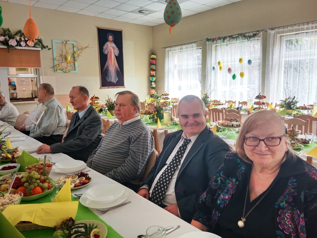 Obiad wielkanocny w DPS w Młodzieszynie