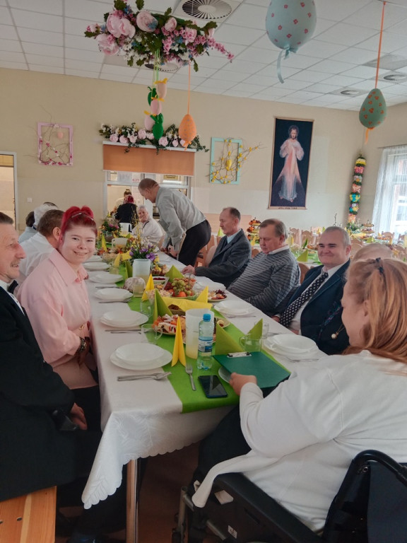Obiad wielkanocny w DPS w Młodzieszynie