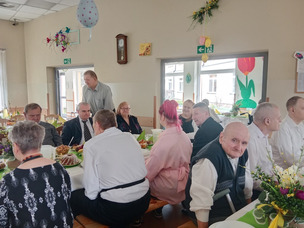 Obiad wielkanocny w DPS w Młodzieszynie