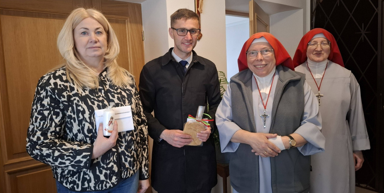 Wójt Damian Jaworski ze świąteczną wizytą i Sióstr