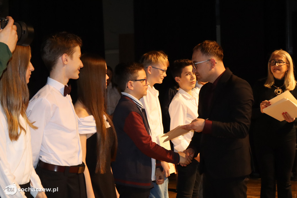 Chodaków: najzdolniejszym wręczono stypendia burmistrza