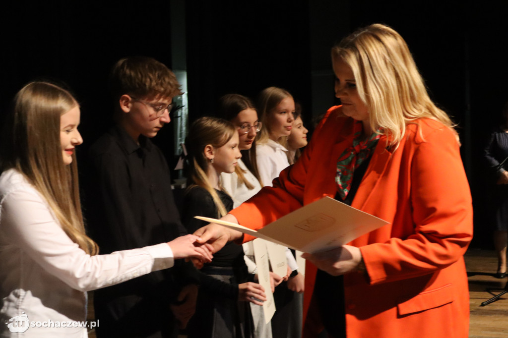 Chodaków: najzdolniejszym wręczono stypendia burmistrza