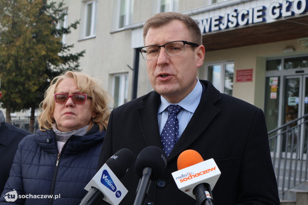 O służbie zdrowia pod szpitalem