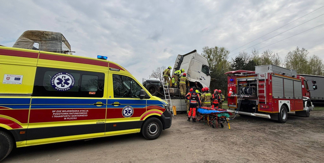 Mężczyzna przygnieciony przez ciągnik siodłowy