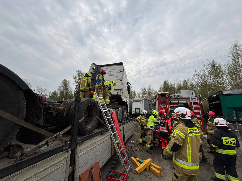 Mężczyzna przygnieciony przez ciągnik siodłowy
