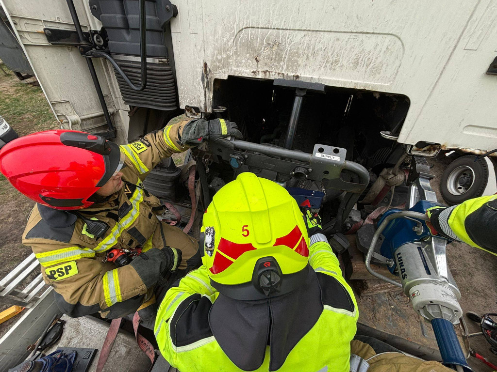 Mężczyzna przygnieciony przez ciągnik siodłowy