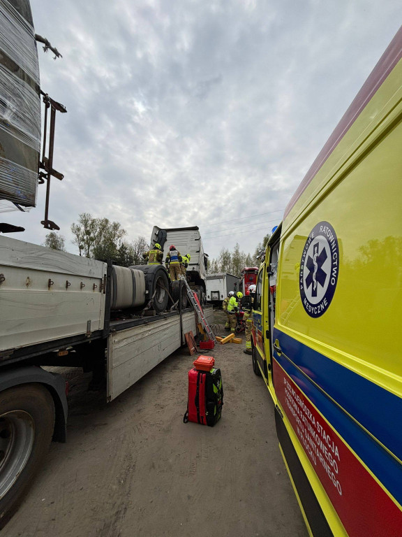 Mężczyzna przygnieciony przez ciągnik siodłowy