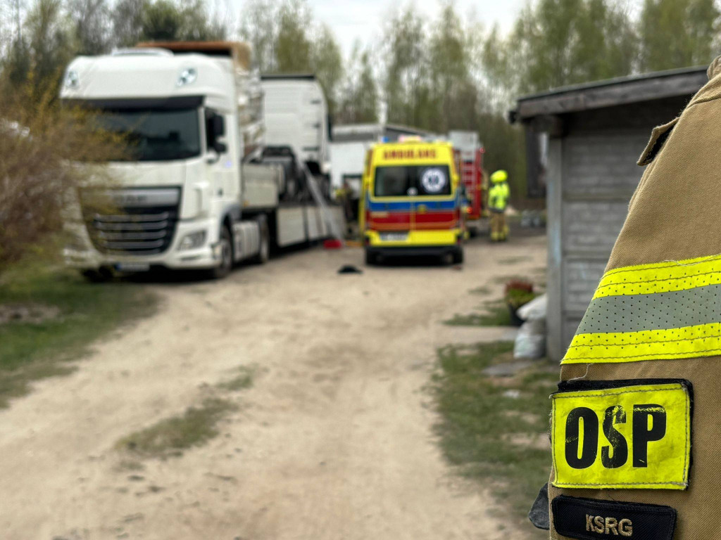 Mężczyzna przygnieciony przez ciągnik siodłowy