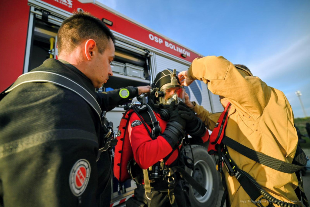 Bolimów: tragedia, trwa walka o życie osób z auta