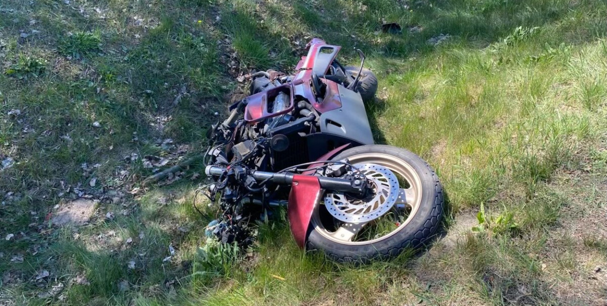 Wypadek z udziałem motocykla i dwóch osobówek w Sarnowie