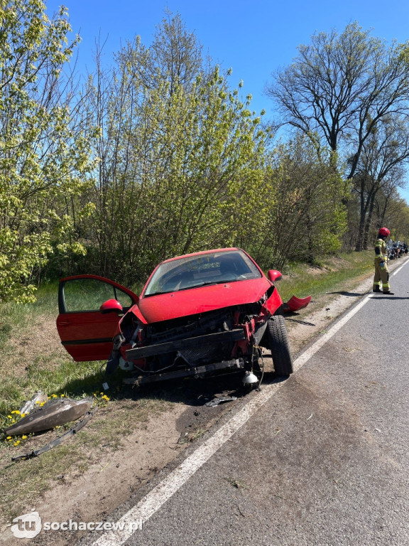 Wypadek z udziałem motocykla i dwóch osobówek w Sarnowie