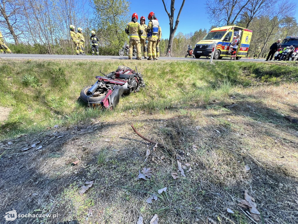 Wypadek z udziałem motocykla i dwóch osobówek w Sarnowie