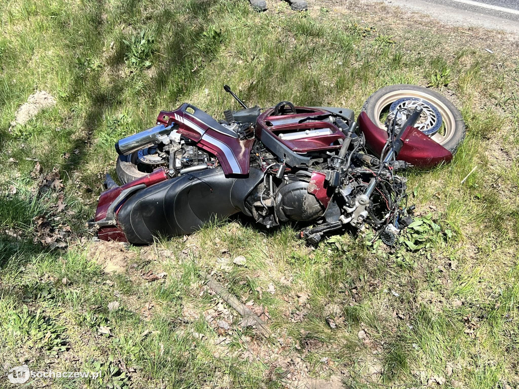 Wypadek z udziałem motocykla i dwóch osobówek w Sarnowie