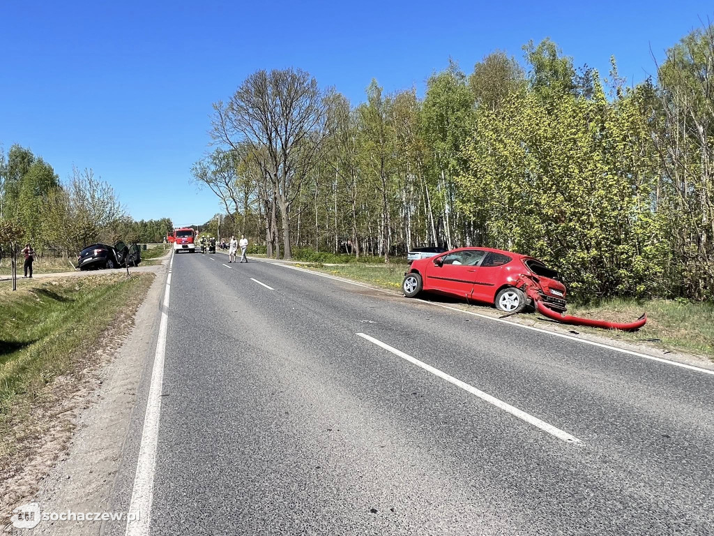Wypadek z udziałem motocykla i dwóch osobówek w Sarnowie