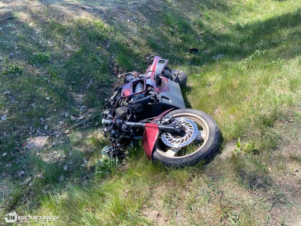 Wypadek z udziałem motocykla i dwóch osobówek w Sarnowie