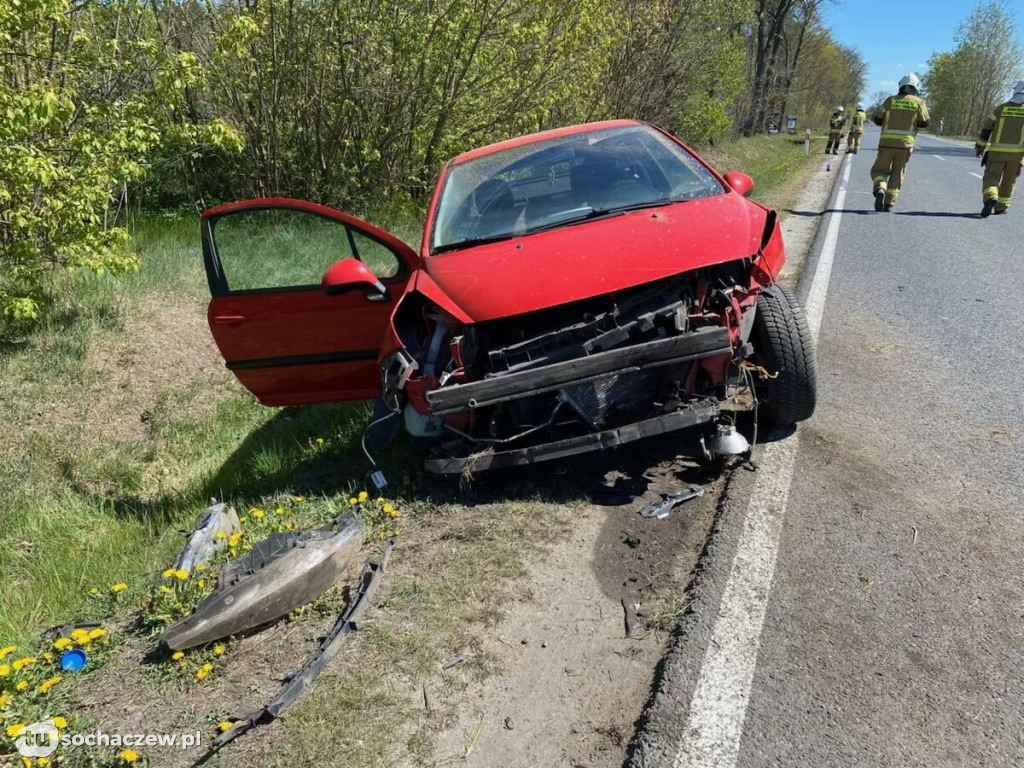Wypadek z udziałem motocykla i dwóch osobówek w Sarnowie