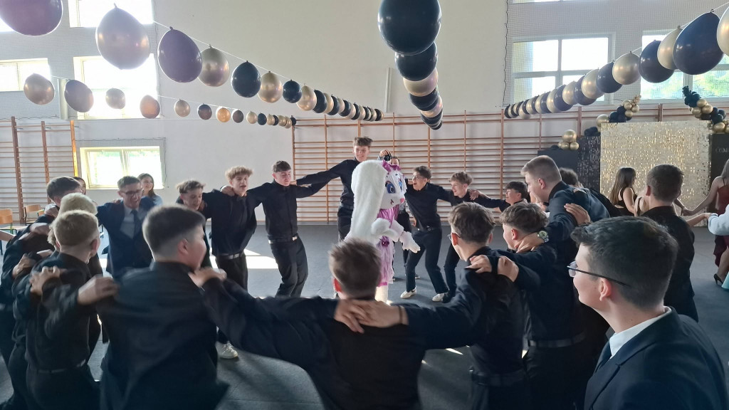 Bal ósmoklasisty w Rybnie