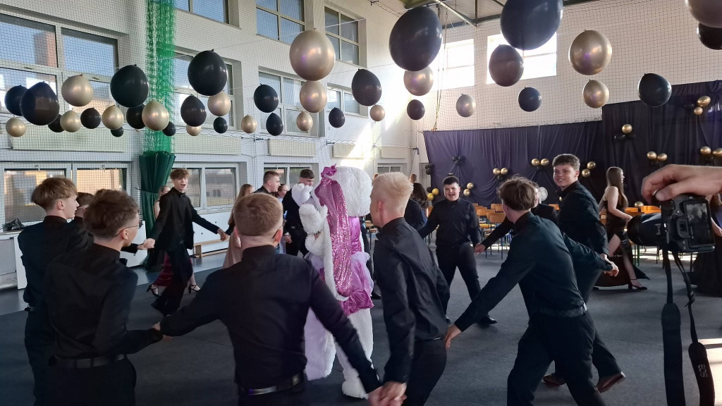 Bal ósmoklasisty w Rybnie