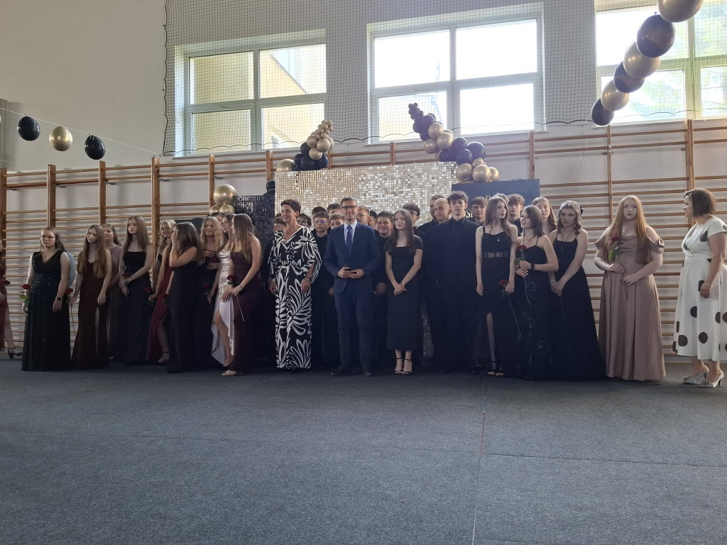 Bal ósmoklasisty w Rybnie