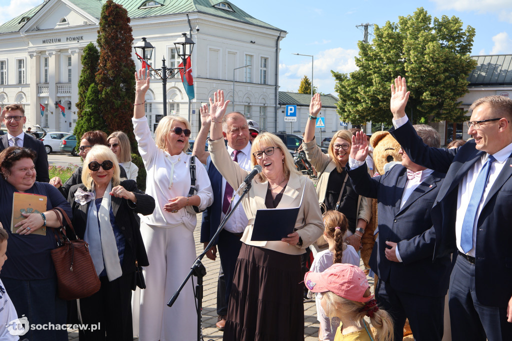 Tłumy przy Bonifacym. Sochaczew świętował odsłonięcie figurki