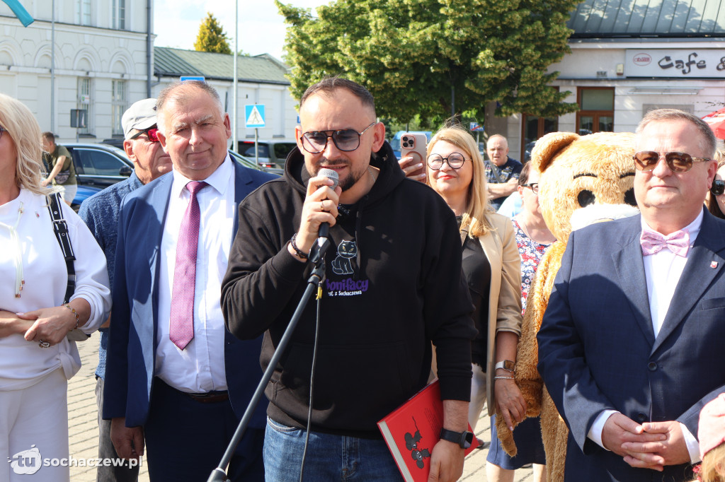 Tłumy przy Bonifacym. Sochaczew świętował odsłonięcie figurki