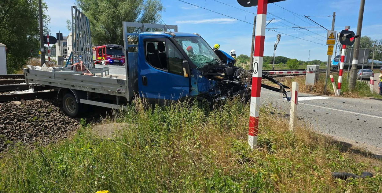 Zderzenie pociągu z pojazdem dostawczym na przejeździe kolejowym