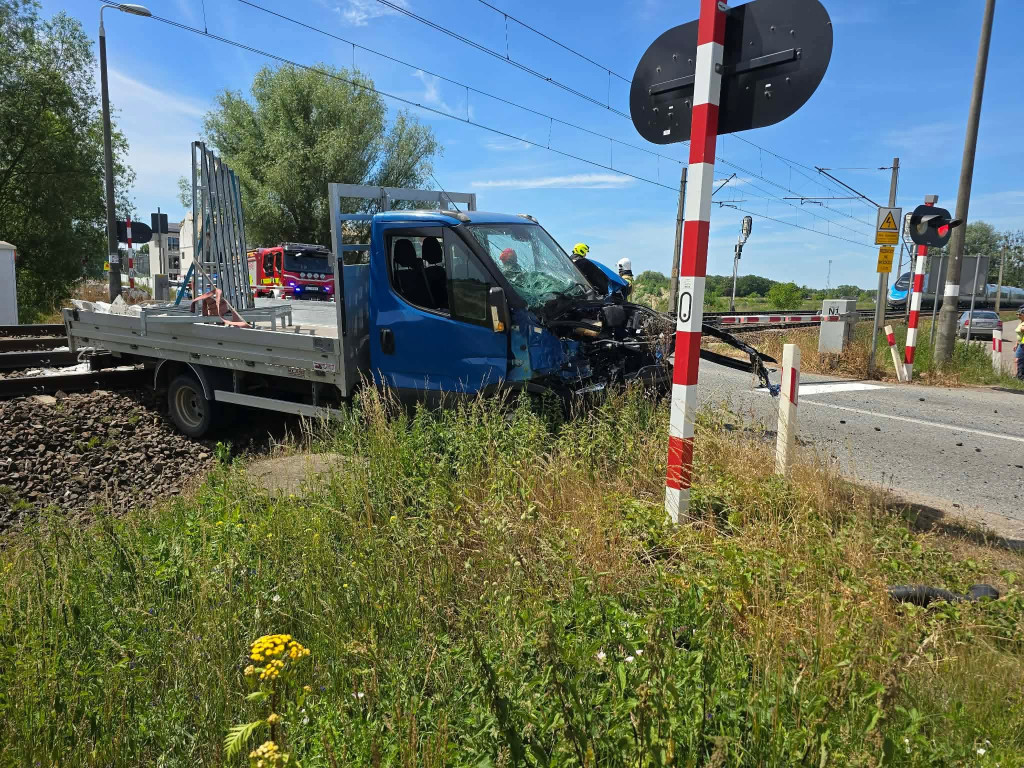 Zderzenie pociągu z pojazdem dostawczym na przejeździe kolejowym