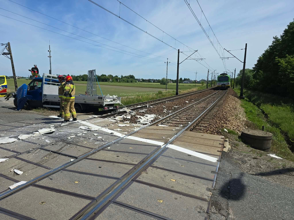 Zderzenie pociągu z pojazdem dostawczym na przejeździe kolejowym