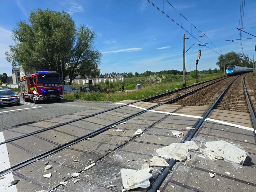 Zderzenie pociągu z pojazdem dostawczym na przejeździe kolejowym