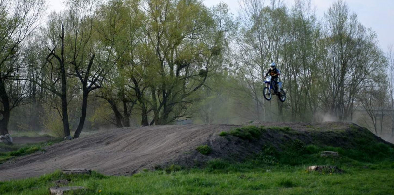 Bulwary nad Bzurą i ostatni motocykliści. Gdy dzieje się niełatwa historia