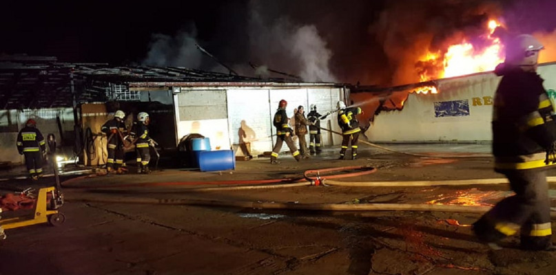 50 strażaków w akcji gaszenia pożaru. Na miejscu samochody i zbiorniki paliwa