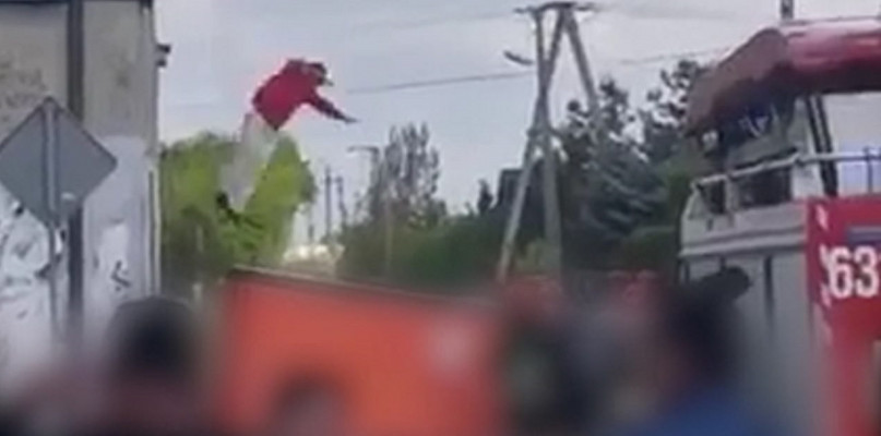 Skok z dachu domu przy ul. Długiej w Sochaczewie i dziki śmiech świadków VIDEO