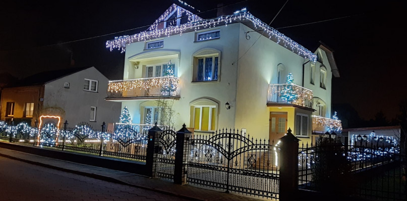 Święta w Socho w dobie epidemii. 10 tysięcy lampek na posesji za stadionem, czyli 