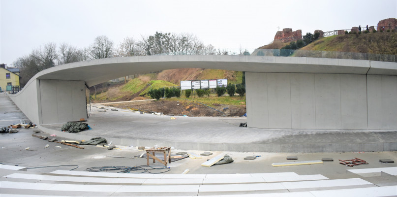 Amfiteatr w Sochaczewie w ostatniej fazie budowy. Podglądamy przez szpary i z góry