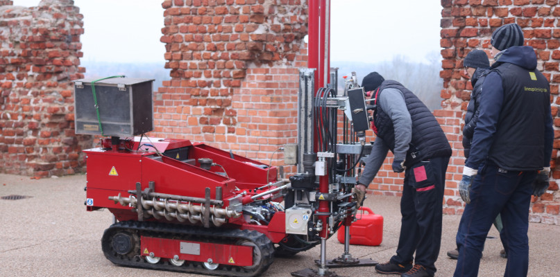 Zamek w Sochaczewie. Eksperci sprawdzą przyczynę miejscowego obniżenia wzgórza