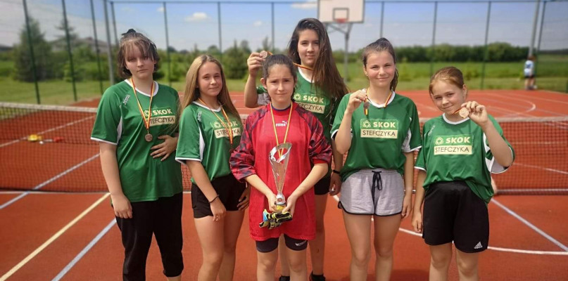 Doskonała forma piłkarek i piłkarzy sochaczewskiej SP 7