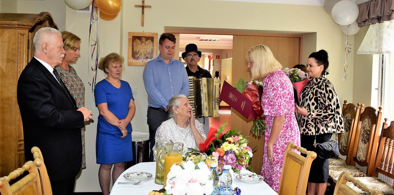 DPS Młodzieszyn: wyjątkowy jubileusz pani Marianny. Stulatka dała się porwać do ta