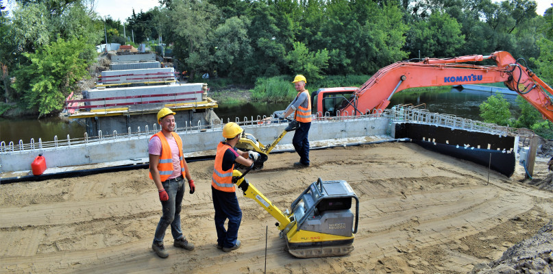 Chodaków: budowa mostu idzie pełną parą