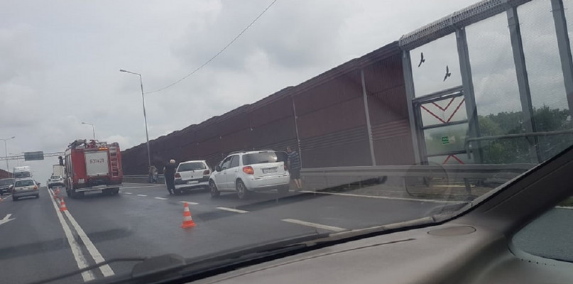 Zderzenie trzech samochodów na obwodnicy Sochaczewa. Są utrudnienia