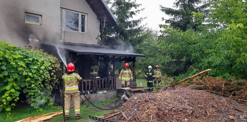 Pożar budynku w Konarach. Mieszkańcy w akcji przed przybyciem straży