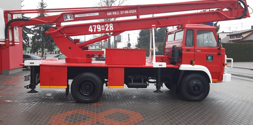 OSP z Brzozowa zyskała specjalistyczny samochód z podnośnikiem