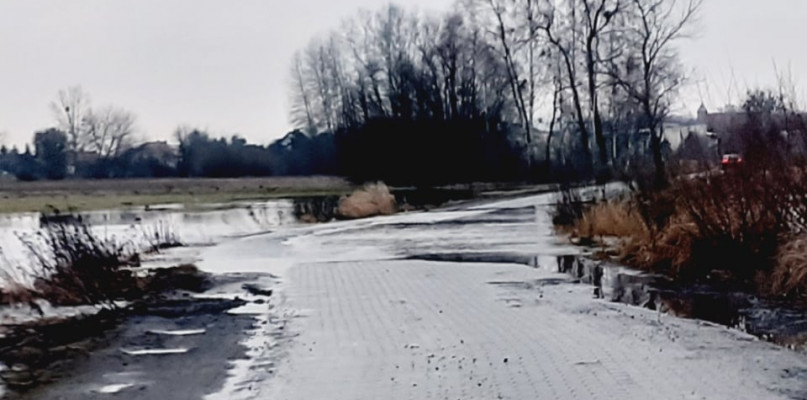 Bzura wylała w gminie Młodzieszyn, zamknięte dwie drogi