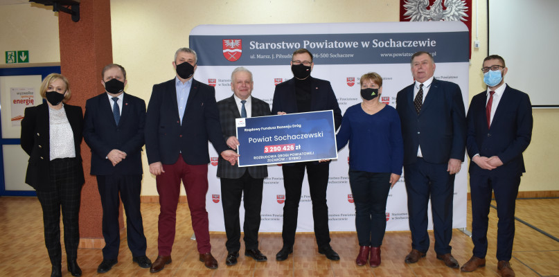 Minister Małecki z promesami dla powiatu i miasta Sochaczew