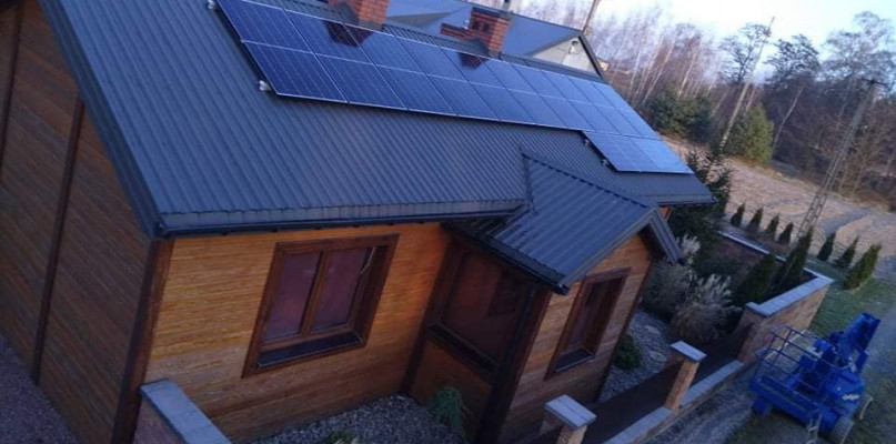 Panele fotowoltaiczne na domach w gminie Rybno zamontowane