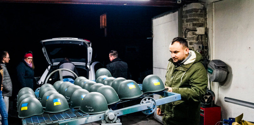 150 hełmów dla Ukraińców, ze specjalną dedykacją dla Putina