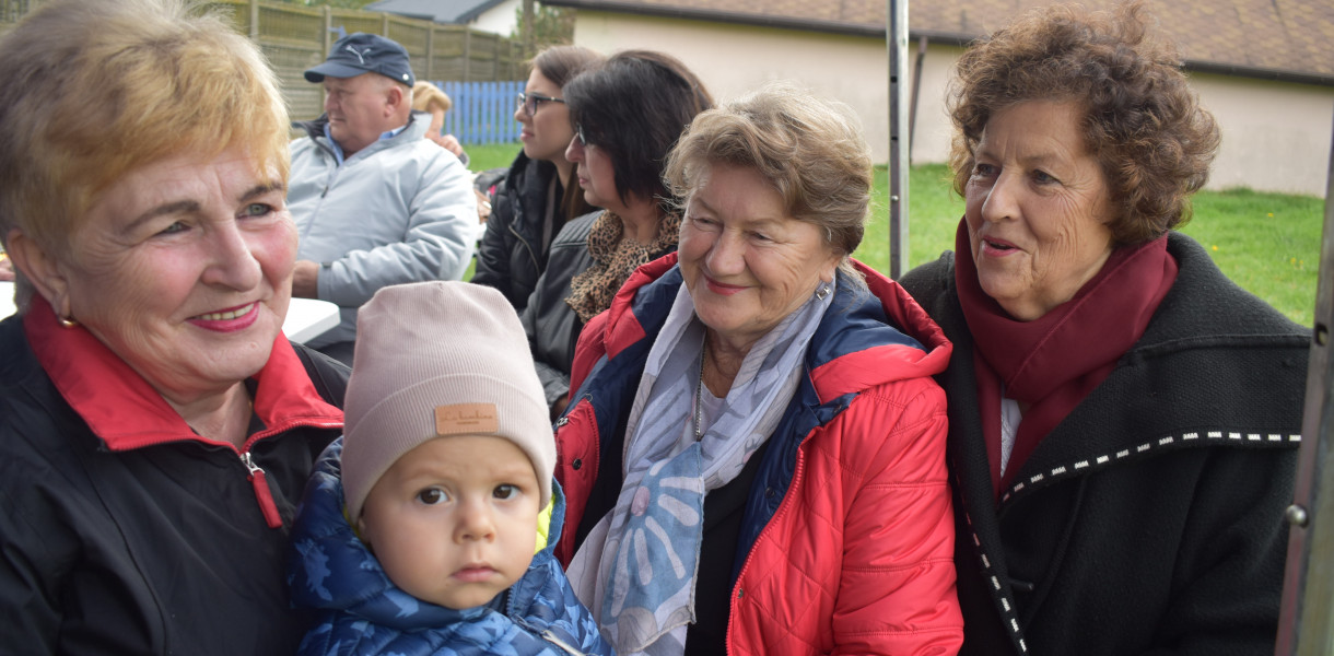 Biesiada dla seniorów w Kuznocinie, był grill i tańce 