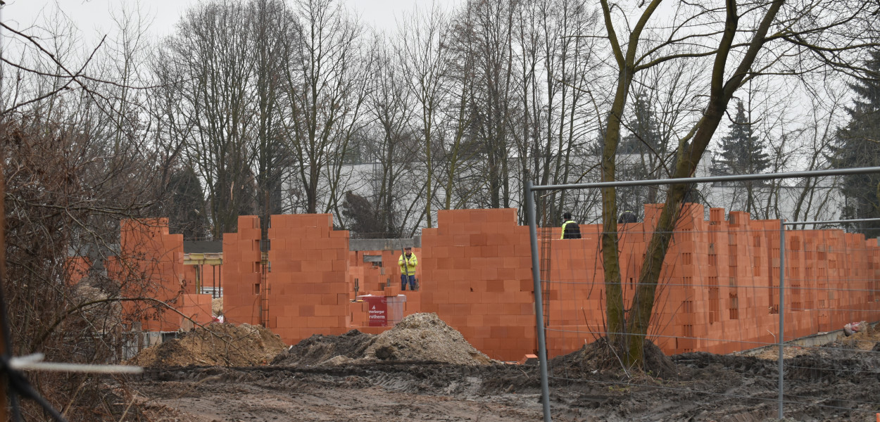 Powiatowe inwestycje w Chodakowie, widać już mury WTZ-u