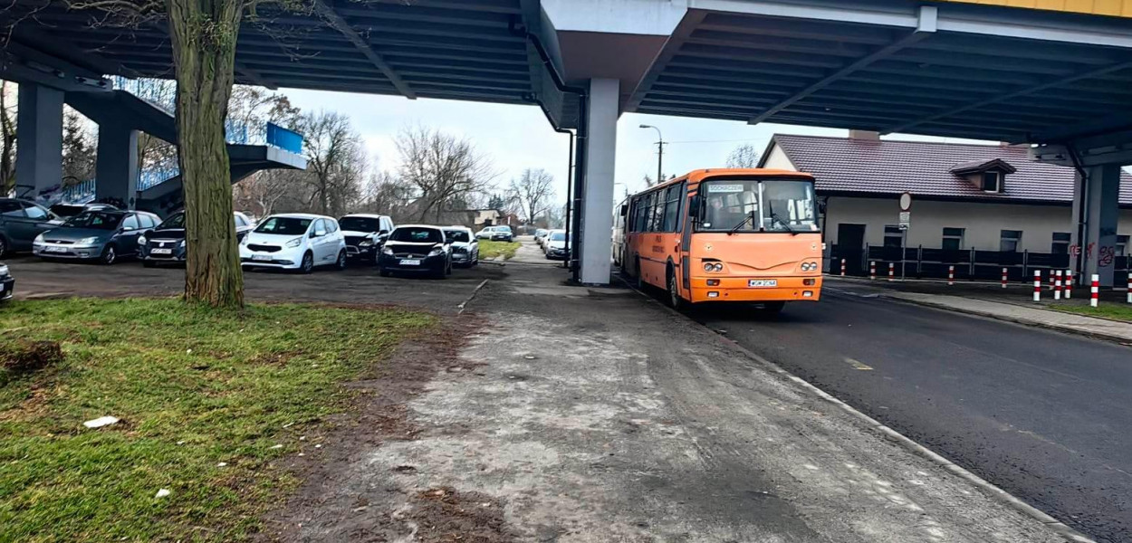 Sochaczew: wiata dla pasażerów PKS zniknęła, mieszkańcy szukają pomocy